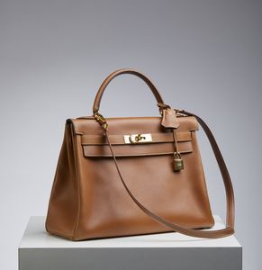 HERMES : Kelly 32 Retourn� Or Naturelle Courchevelle.  - Asta 04/05/2023 | FASHION LUXURY - ALTA MODA, BORSE E ACCESSORI DI LUSSO Online - Associazione Nazionale - Case d'Asta italiane