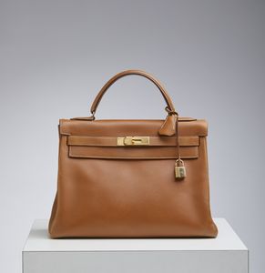 HERMES : Kelly 32 Retourn� Or Naturelle Courchevelle.  - Asta 04/05/2023 | FASHION LUXURY - ALTA MODA, BORSE E ACCESSORI DI LUSSO Online - Associazione Nazionale - Case d'Asta italiane