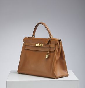HERMES : Kelly 32 Retourn� Or Naturelle Courchevelle.  - Asta 04/05/2023 | FASHION LUXURY - ALTA MODA, BORSE E ACCESSORI DI LUSSO Online - Associazione Nazionale - Case d'Asta italiane