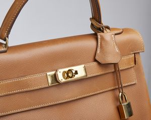 HERMES : Kelly 32 Retourn� Or Naturelle Courchevelle.  - Asta 04/05/2023 | FASHION LUXURY - ALTA MODA, BORSE E ACCESSORI DI LUSSO Online - Associazione Nazionale - Case d'Asta italiane