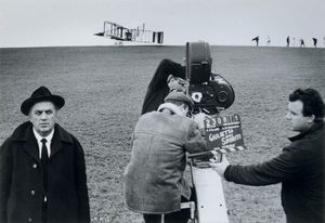 Franco Pinna : Fellini sul set del film Giulietta degli spiriti  - Asta 76 ASTA - FOTOGRAFIA - Associazione Nazionale - Case d'Asta italiane