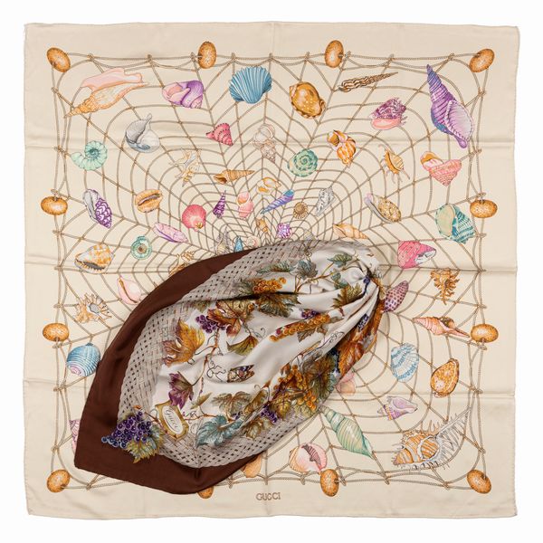 GUCCI : Lotto di due foulard  - Asta Luxury Fashion - Associazione Nazionale - Case d'Asta italiane