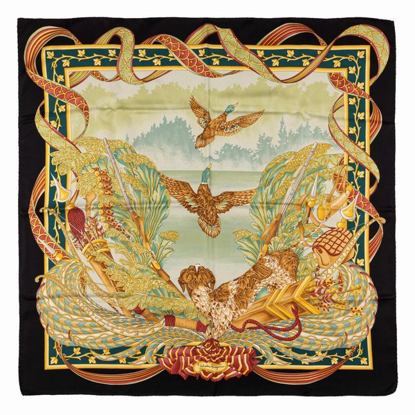 Salvatore Ferragamo : Lotto composto da un grand foulard e quattro foulard  - Asta Luxury Fashion - Associazione Nazionale - Case d'Asta italiane