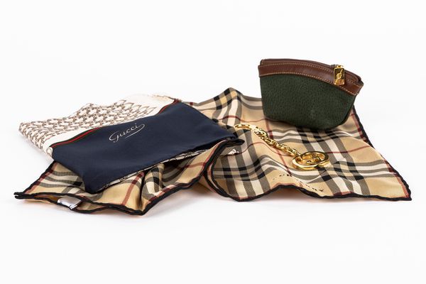 Lotto composto da una stola, un piccolo foulard e due portachiavi  - Asta Luxury Fashion - Associazione Nazionale - Case d'Asta italiane