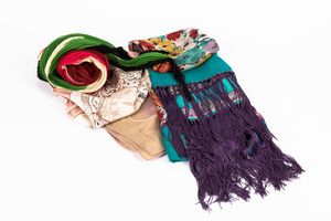 Gucci, Etro e Cartier - Lotto composto da due foulard, una sciarpa plissettata e una stola in seta