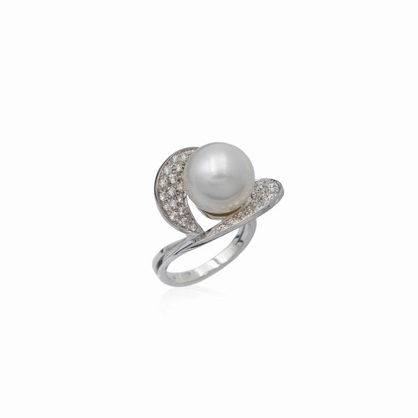 Anello in oro bianco 18kt perla australiana e diamanti  - Asta Gioielli Orologi e Fashion Vintage - Associazione Nazionale - Case d'Asta italiane