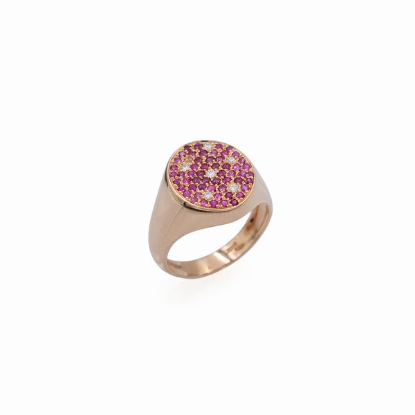Anello chevalier in oro rosa 18kt rubini e diamanti  - Asta Gioielli Orologi e Fashion Vintage - Associazione Nazionale - Case d'Asta italiane