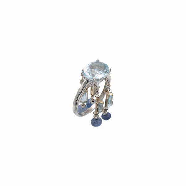 Anello charms in oro bianco 18kt con acquamarina  - Asta Gioielli Orologi e Fashion Vintage - Associazione Nazionale - Case d'Asta italiane