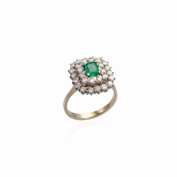 Anello in oro bianco 18kt smeraldo e diamanti  - Asta Gioielli Orologi e Fashion Vintage - Associazione Nazionale - Case d'Asta italiane