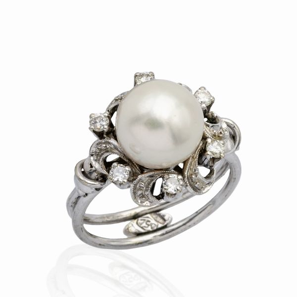 Anello in oro bianco 18kt con perla coltivata e diamanti  - Asta Gioielli Orologi e Fashion Vintage - Associazione Nazionale - Case d'Asta italiane