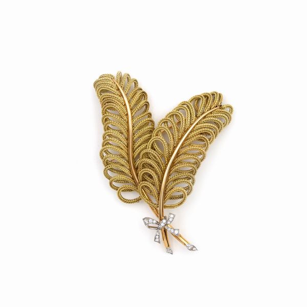 Spilla piuma in oro giallo e bianco 18kt  - Asta Gioielli Orologi e Fashion Vintage - Associazione Nazionale - Case d'Asta italiane