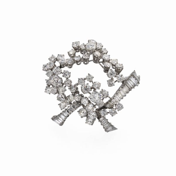Spilla a motivo floreale in oro bianco 18kt e diamanti  - Asta Gioielli Orologi e Fashion Vintage - Associazione Nazionale - Case d'Asta italiane