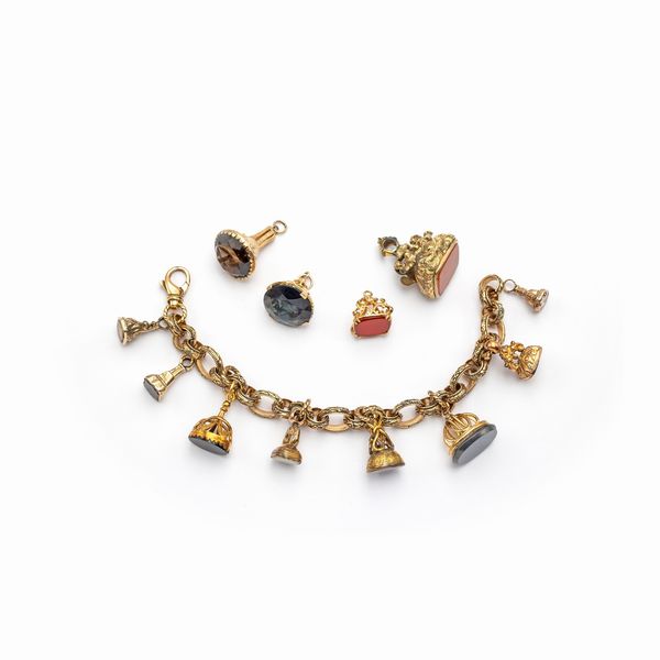 Bracciale in princisbecco con sigilli pendenti  - Asta Gioielli Orologi e Fashion Vintage - Associazione Nazionale - Case d'Asta italiane