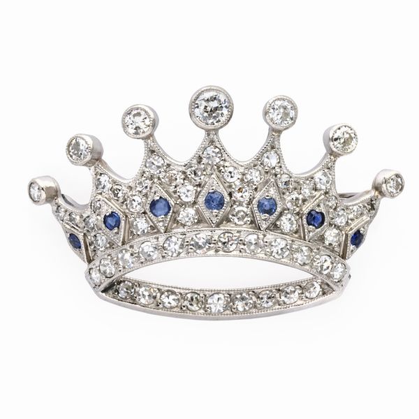 Spilla corona in oro bianco 18kt e diamanti  - Asta Gioielli Orologi e Fashion Vintage - Associazione Nazionale - Case d'Asta italiane