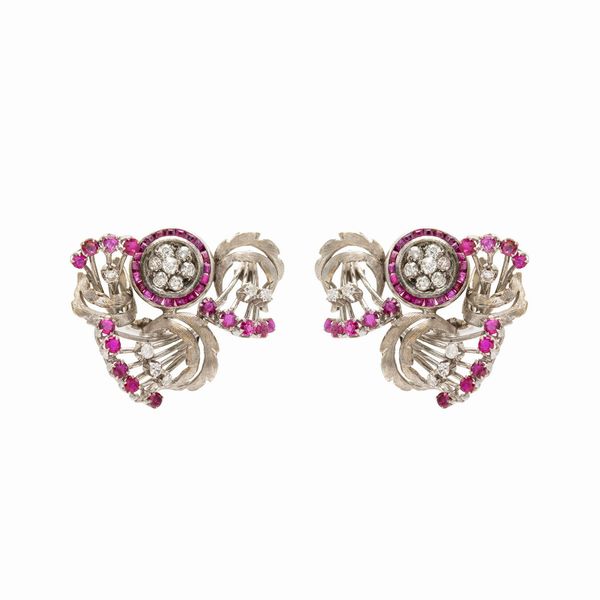 Orecchini a motivo floreale in oro bianco 18kt  - Asta Gioielli Orologi e Fashion Vintage - Associazione Nazionale - Case d'Asta italiane