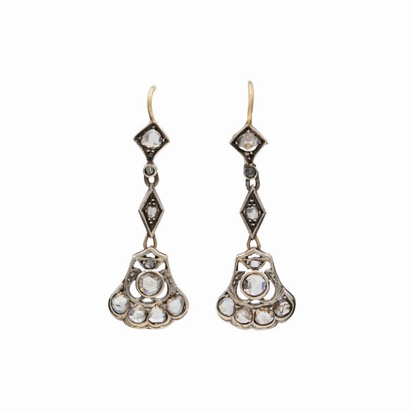 Antichi orecchini pendenti in oro e argento  - Asta Gioielli Orologi e Fashion Vintage - Associazione Nazionale - Case d'Asta italiane