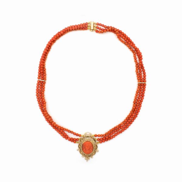 Collana a tre fili di corallo mediterraneo  - Asta Gioielli Orologi e Fashion Vintage - Associazione Nazionale - Case d'Asta italiane
