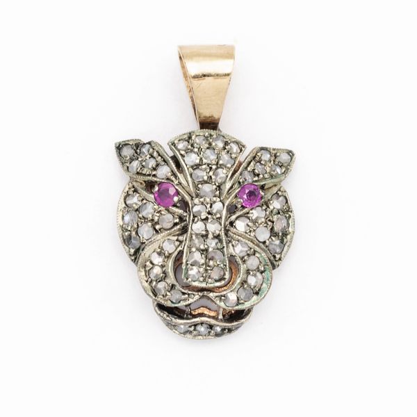 Pendente pantera in oro e argento con rose di diamante  - Asta Gioielli Orologi e Fashion Vintage - Associazione Nazionale - Case d'Asta italiane