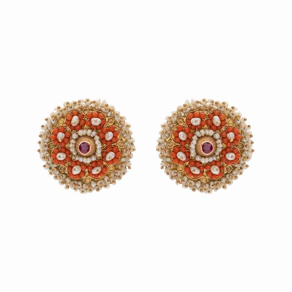 Orecchini a lobo in oro giallo 12kt corallo e perline  - Asta Gioielli Orologi e Fashion Vintage - Associazione Nazionale - Case d'Asta italiane