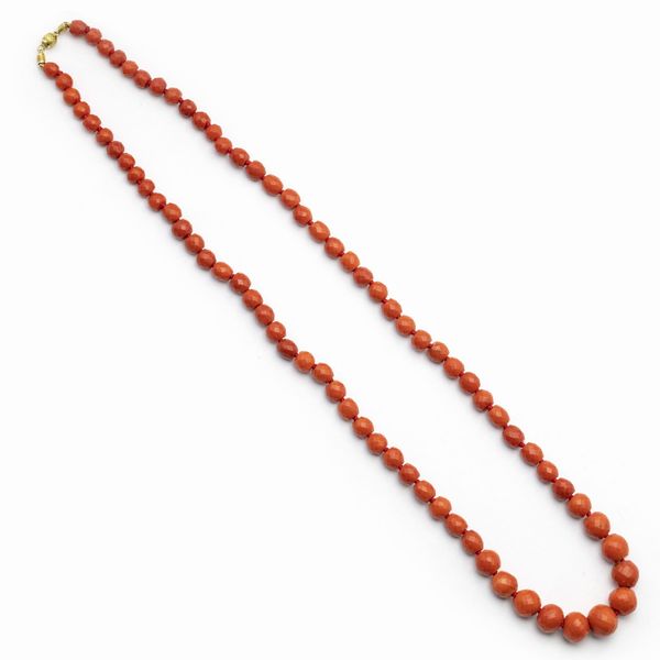 Collana ad un filo di coralli sfaccettati  - Asta Gioielli Orologi e Fashion Vintage - Associazione Nazionale - Case d'Asta italiane