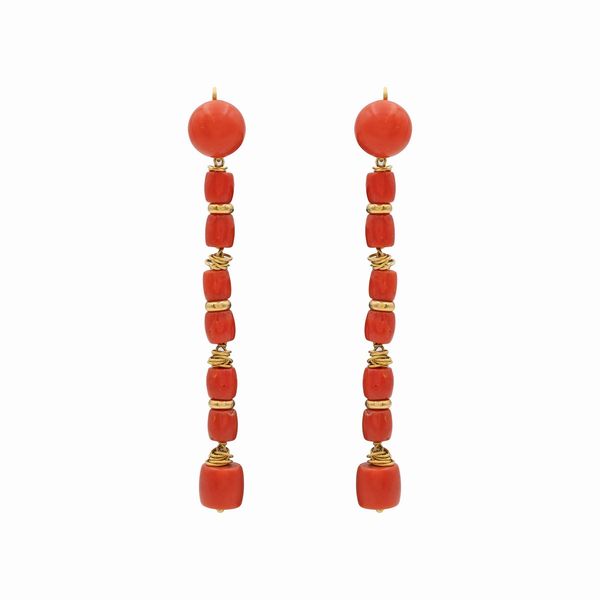 Orecchini pendenti in oro giallo 18kt e corallo mediterraneo  - Asta Gioielli Orologi e Fashion Vintage - Associazione Nazionale - Case d'Asta italiane
