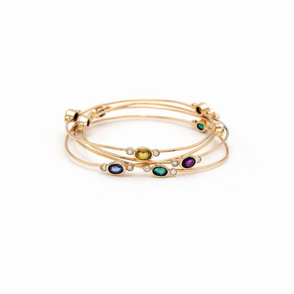 Quattro bracciali a manetta in oro giallo 18kt  - Asta Gioielli Orologi e Fashion Vintage - Associazione Nazionale - Case d'Asta italiane