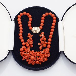 Antica parure in corallo rosso tutti frutti  - Asta Gioielli Orologi e Fashion Vintage - Associazione Nazionale - Case d'Asta italiane