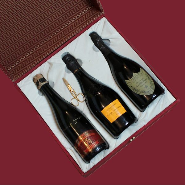 COFANETTO CONTENENTE 3 BOTTIGLIE di CHAMPAGNE 1995-1996  - Asta VINI E DISTILLATI PREGIATI E DA COLLEZIONE - Associazione Nazionale - Case d'Asta italiane