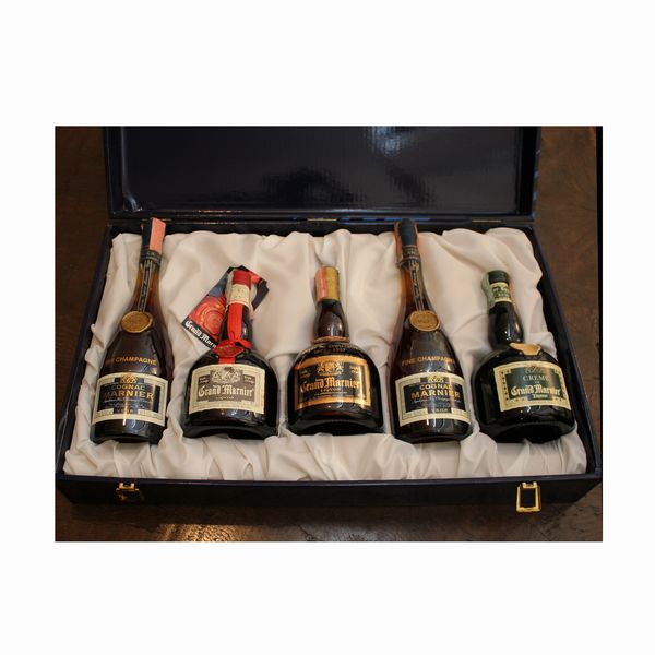 COFANETTO CONTENTE 2 COGNAC E 3 LIQUORI, GRAND MARNIER  - Asta VINI E DISTILLATI PREGIATI E DA COLLEZIONE - Associazione Nazionale - Case d'Asta italiane