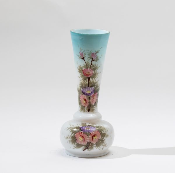 Piccolo vaso con alto collo in vetro con decoro floreale.  - Asta Arti Decorative del XX secolo - Associazione Nazionale - Case d'Asta italiane