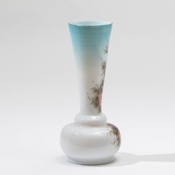 Piccolo vaso con alto collo in vetro con decoro floreale.  - Asta Arti Decorative del XX secolo - Associazione Nazionale - Case d'Asta italiane