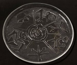 Arnaldo Pomodoro - Piatto in vetro stampato con decoro astratto.