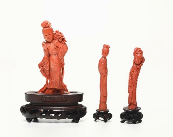 Lotto di tre sculture raffiguranti Guanyin in corallo, Cina  - Asta Antiquariato - Associazione Nazionale - Case d'Asta italiane