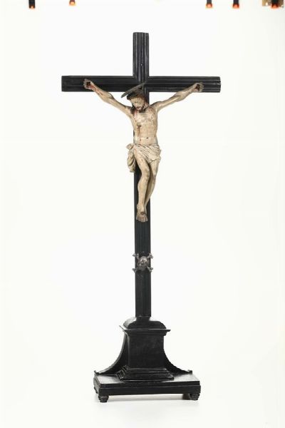 Crocifissione con Cristo in legno dipinto su croce in legno ebanizzato, XIX secolo  - Asta Antiquariato - Associazione Nazionale - Case d'Asta italiane
