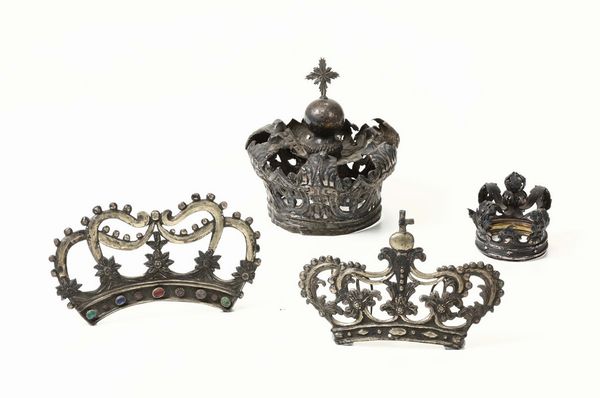 Lotto di due corone in argento e metallo argentato e due coroncine  - Asta Antiquariato - Associazione Nazionale - Case d'Asta italiane