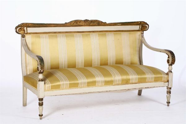 Salotto Carlo X laccato e dorato composto da divano e due poltrone, XIX secolo  - Asta Antiquariato - Associazione Nazionale - Case d'Asta italiane