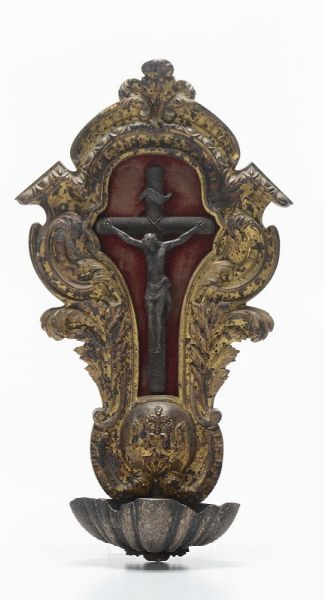 Acquasantiera in metallo dorato con crocifisso, XVIII secolo  - Asta Antiquariato - Associazione Nazionale - Case d'Asta italiane