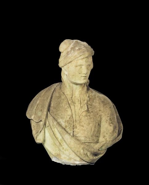 Busto in marmo bianco raffigurante figura virile con copricapo, scultore italiano del XVII secolo  - Asta Antiquariato - Associazione Nazionale - Case d'Asta italiane