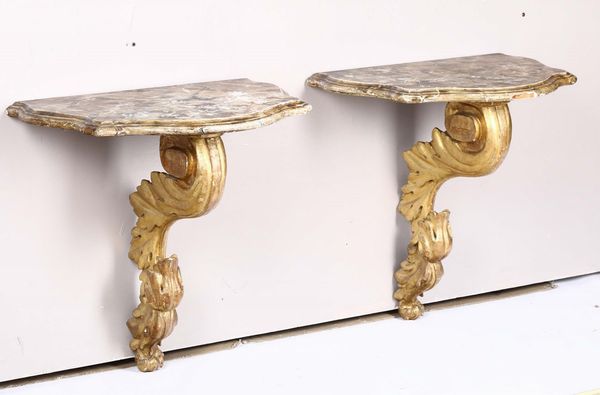 Coppia di consoles a goccia in legno intagliato e dorato, XIX secolo  - Asta Antiquariato - Associazione Nazionale - Case d'Asta italiane