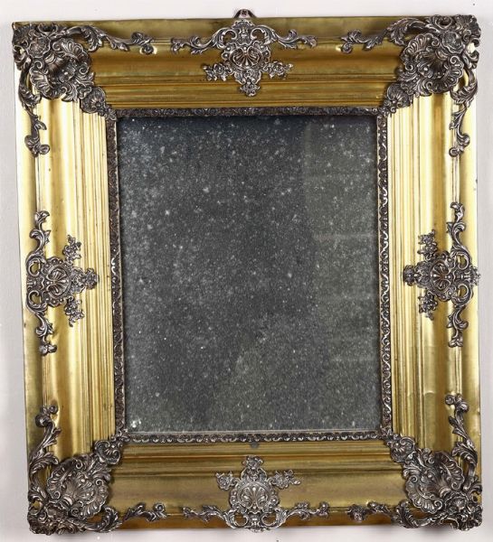 Cornice di metallo sbalzato e dorato, XVIII secolo  - Asta Antiquariato - Associazione Nazionale - Case d'Asta italiane