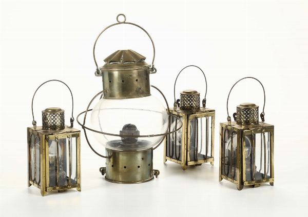 Lotto di quattro lampade ad olio diverse in metallo dorato  - Asta Antiquariato - Associazione Nazionale - Case d'Asta italiane