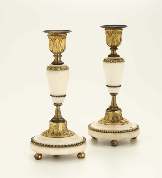 Coppia di candelieri in bronzo e marmo, XIX secolo  - Asta Antiquariato - Associazione Nazionale - Case d'Asta italiane