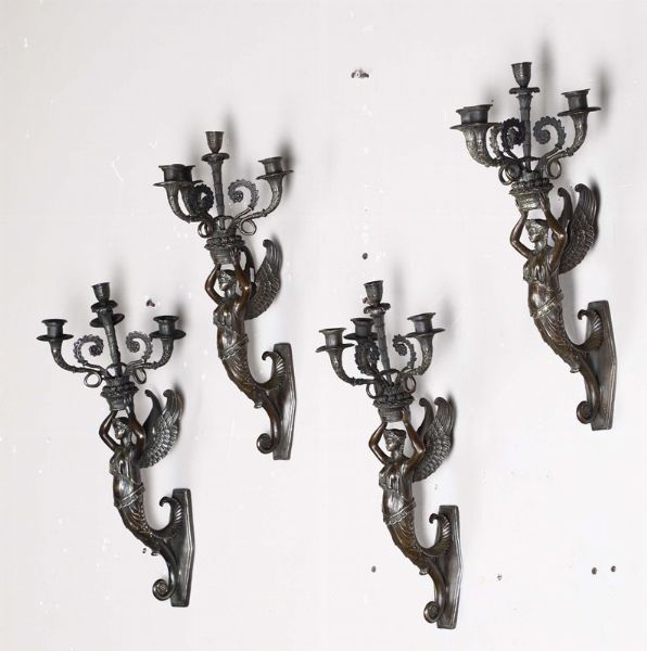 Quattro appliques a quattro fiamme in bronzo con cariatidi alate, XIX secolo  - Asta Antiquariato - Associazione Nazionale - Case d'Asta italiane