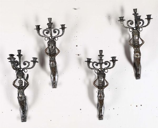 Quattro appliques a quattro fiamme in bronzo con cariatidi alate, XIX secolo  - Asta Antiquariato - Associazione Nazionale - Case d'Asta italiane