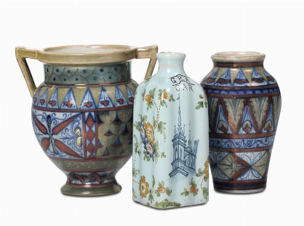 Lotto di tre piccoli vasi in ceramica, due Gualdo Tadino e uno Cantagalli, tutti marcati anni 30  - Asta Antiquariato - Associazione Nazionale - Case d'Asta italiane