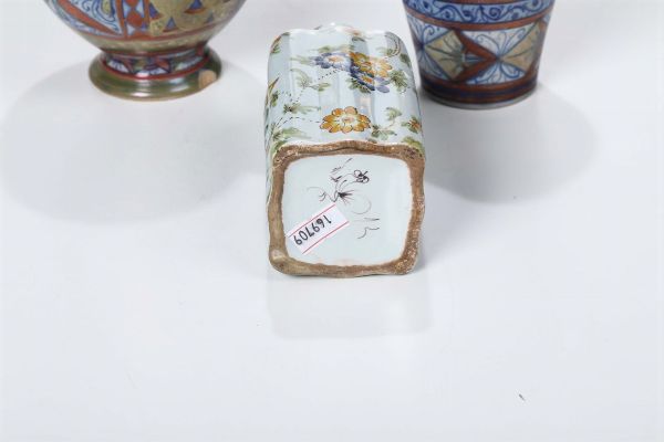 Lotto di tre piccoli vasi in ceramica, due Gualdo Tadino e uno Cantagalli, tutti marcati anni 30  - Asta Antiquariato - Associazione Nazionale - Case d'Asta italiane