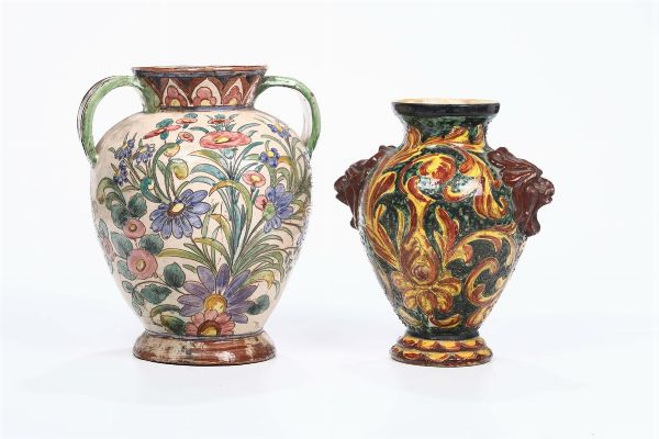Due vasi biansati in ceramica, decoro floreale in policromia, manifattura del Monte sa Savino, anni 20-30 del 900  - Asta Antiquariato - Associazione Nazionale - Case d'Asta italiane