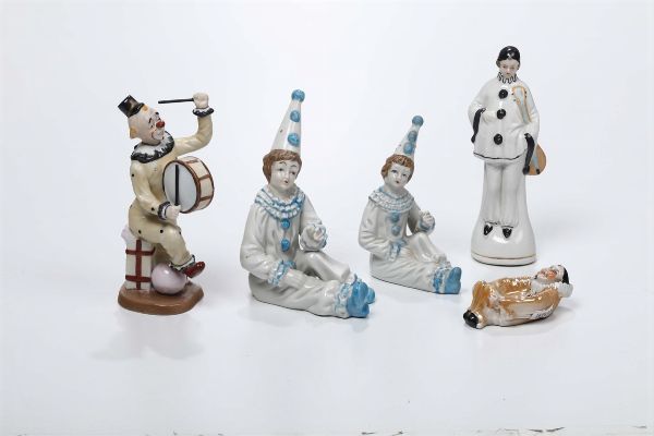 Lotto composto da cinque statuette in ceramica policroma raffiguranti Pierrots, manifattura francese, inizio 900  - Asta Antiquariato - Associazione Nazionale - Case d'Asta italiane