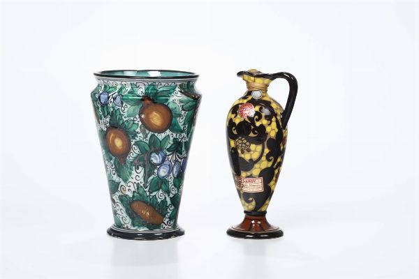 Due vasi in ceramica decoro in policromia a motivo di fantasia vegetale, uno marcato MAP Pesaro  - Asta Antiquariato - Associazione Nazionale - Case d'Asta italiane