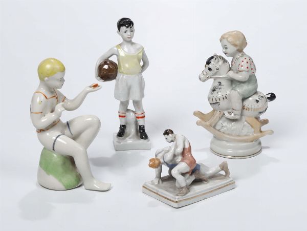 Gruppo di quattro figure in porcellana con sportivi, era sovietica  - Asta Antiquariato - Associazione Nazionale - Case d'Asta italiane